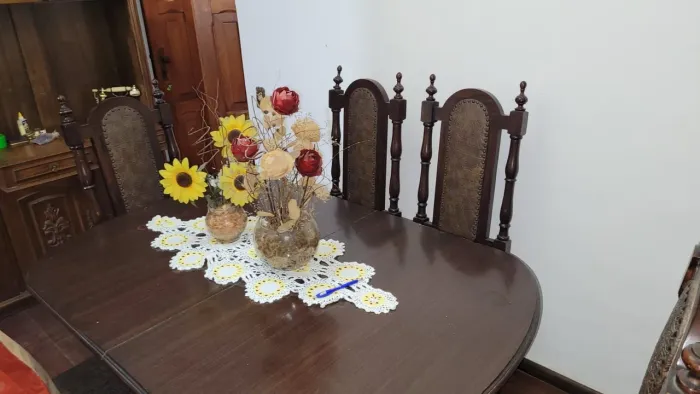 Mesa de madeira com 6 cadeiras usada