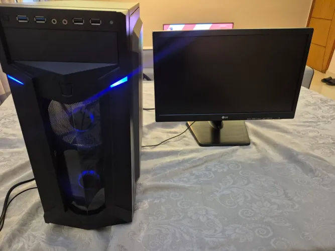 Computador Gamer com CPU e Monitor