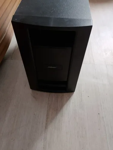 Subwoofer de home theater Bose lê o anúncio..
