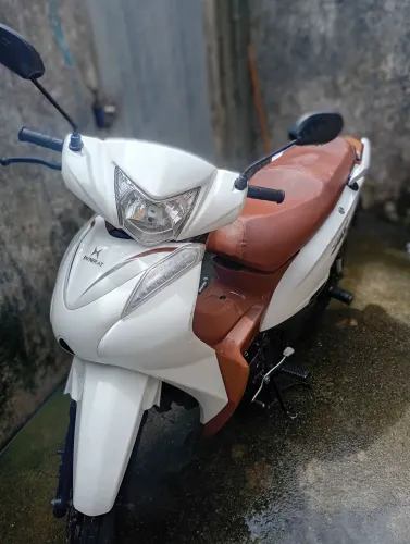 Shineray jet 125, emplacada com capacete