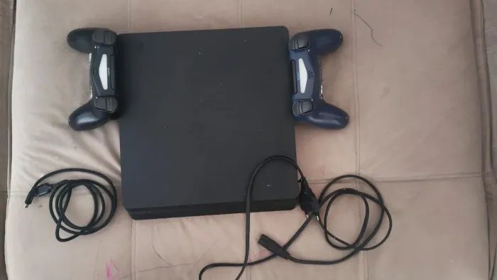 PS4 Slim 1TB Desbloqueado (12.50) + Jogos + 2 Controles Originais