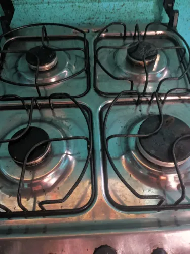 Vendo um fogão elétrico com uma geladeira 