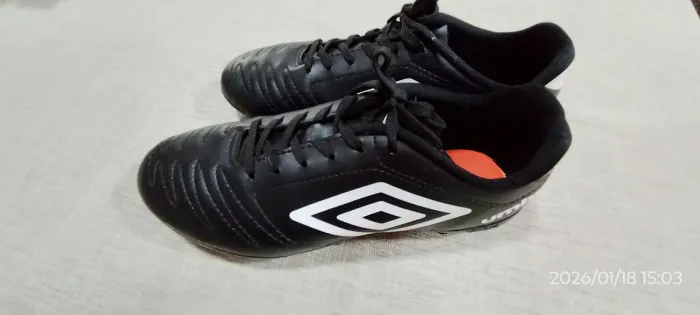 Chuteira campo umbro praticamente nova num 37