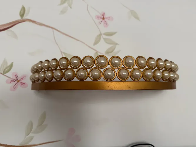Dorcel dourado e pérolas