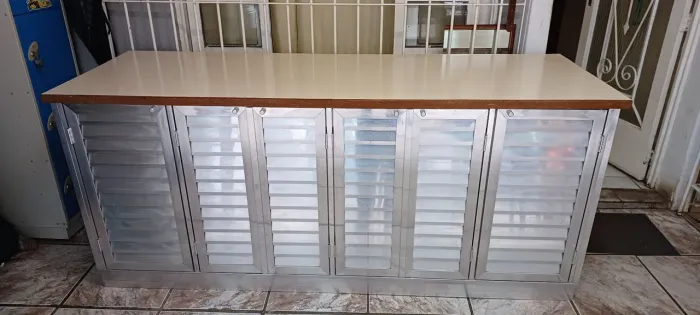 ARMÁRIO BALCÃO GRANDE EM ALUMÍNIO BANCADA EM MADEIRA EM ÓTIMO ESTADO ///R$2500,00