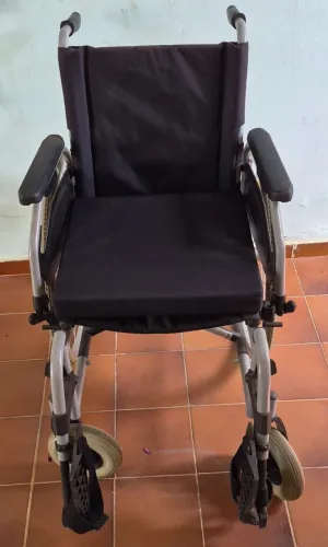 Cadeira de roda semi nova