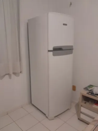 Vendo geladeira, comprada a dois anos, seminova. Pouco usada