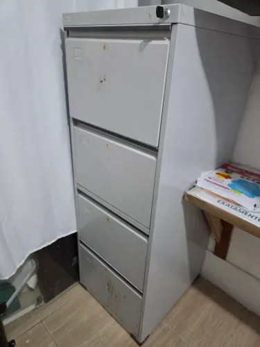 Arquivo metálico com 4 gavetas