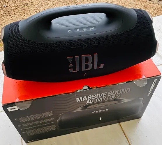 JBL Bombox 4 com 8 meses de Garantia (4 Meses de uso)