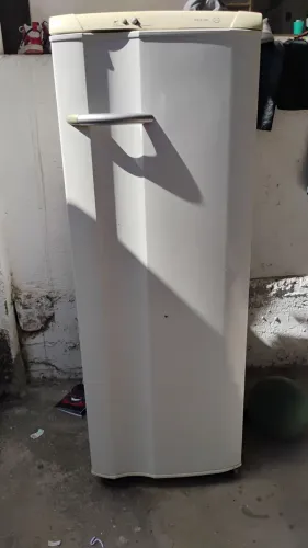 Vende se geladeira 