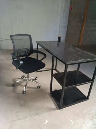 Mesa com cadeira para escritório 