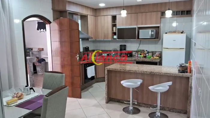 Sobrado com 3 dormitórios e 1 suite terreno 10x12,5. Todo mobiliado com planejados.