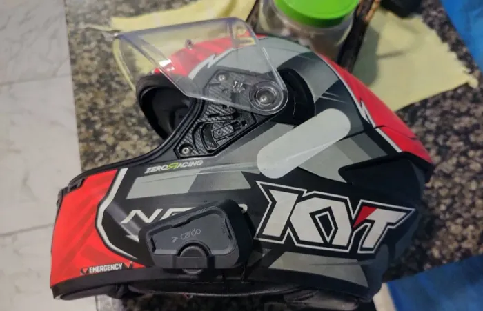 Capacete kyt com comunicador cardo 4x