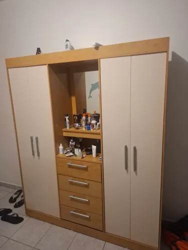 Guarda roupa novo em bom estado