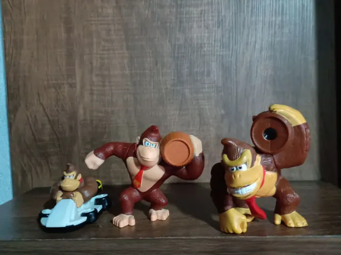 3 bonecos donkey Kong usados na condição das fotos