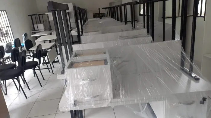 Mesa de braço em mdf com duas gavetas