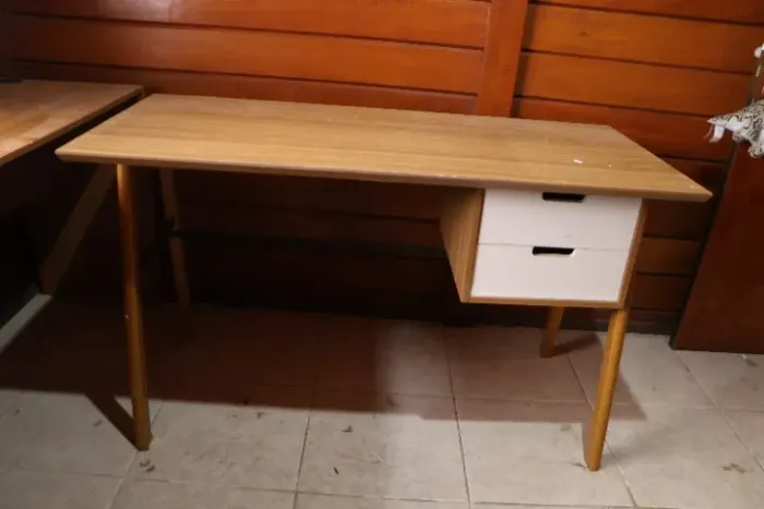 Escrivaninha Vintage 2 Gavetas Louro Freijó e Branco - 130cm x 60cm | Abracasa