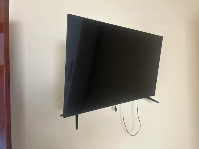A Smart TV AIWA 32" HD (modelo AWS-TV-32-BL-02-A)