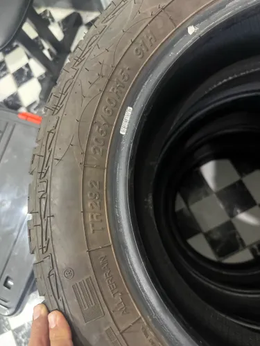 Jogo 4 Pneus 205/60 R15 TR292 - Bom estado - R$ 950