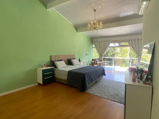 Casa à Venda com 3 Quartos, Suíte, Varanda, Móveis Planejados e Quintal Amplo 160 m²