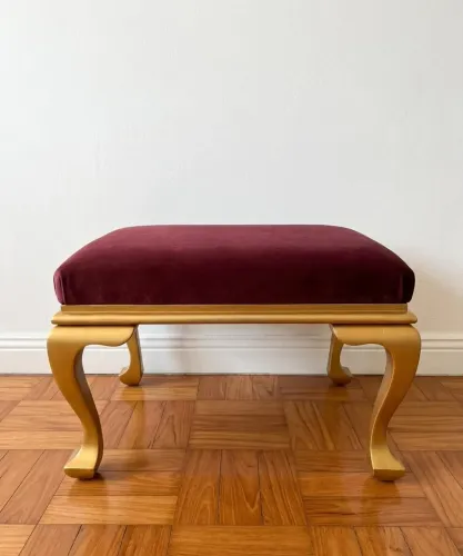 Banqueta em veludo bordô e base dourada