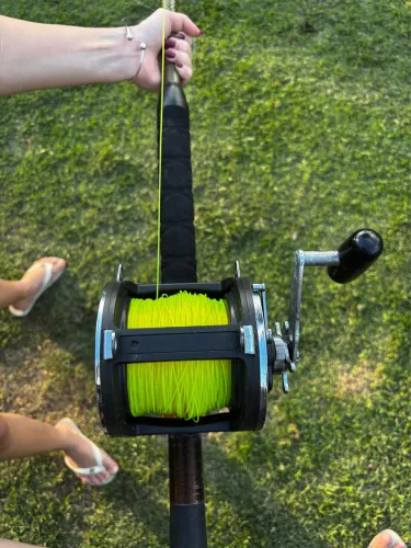 Daiwa sealine 50 com cerca de 450 metros de linha monofilamento 80 lbs