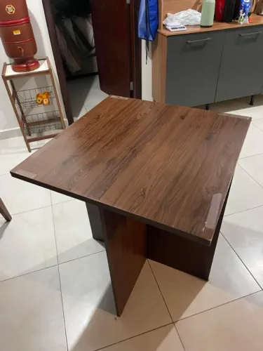 Mesa Quadrada com 4 bancos Baú em Bom Estado