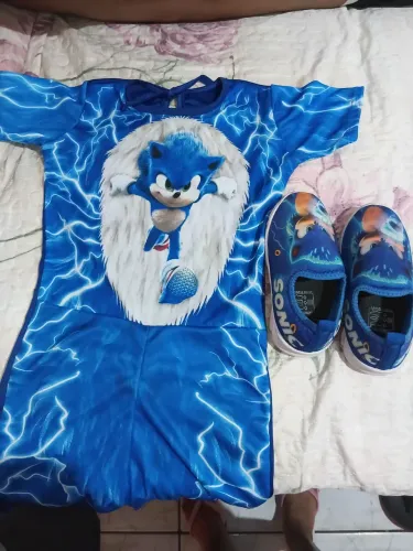 Vende-se um tênis,uma fantasia tamanho 4 anos e um painel do sonic usado somente uma vez