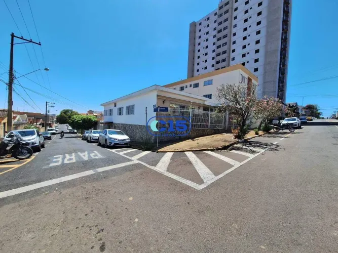 VENDE-SE CASA NO CENTRO