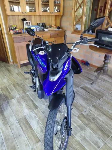 Vendo Lander com 2.700 km único dono sem detalhes igual a nova, nunca caiu