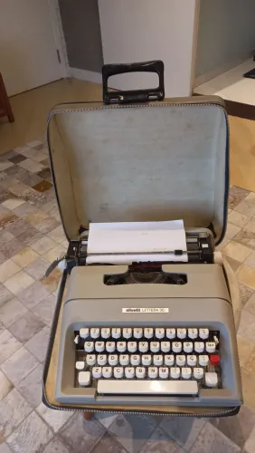 Máquina de escrever Olivetti Lettera 35, todas as teclas funcionando, caixa original.