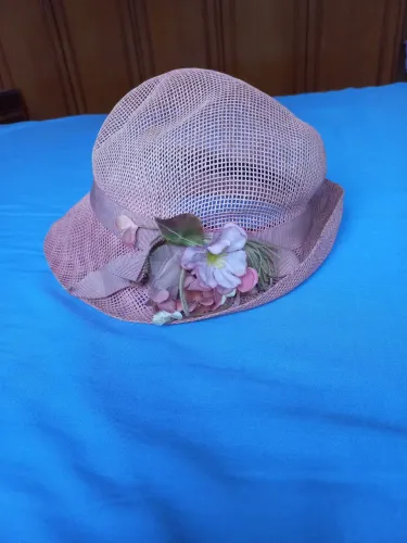 Chapéu de telinha com aplicação de flores