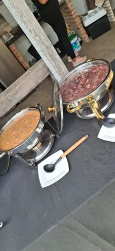 Buffet de feijoada sobremesa petisco