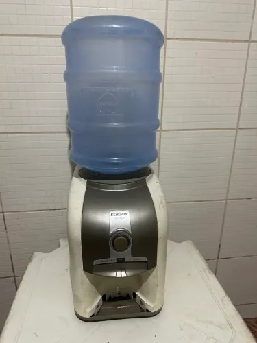 Bebedouro de água Esmaltec gela água