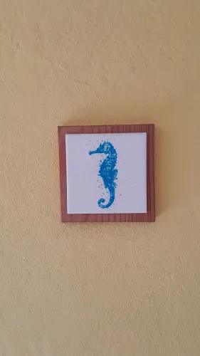 Quadro cerâmica e madeira.