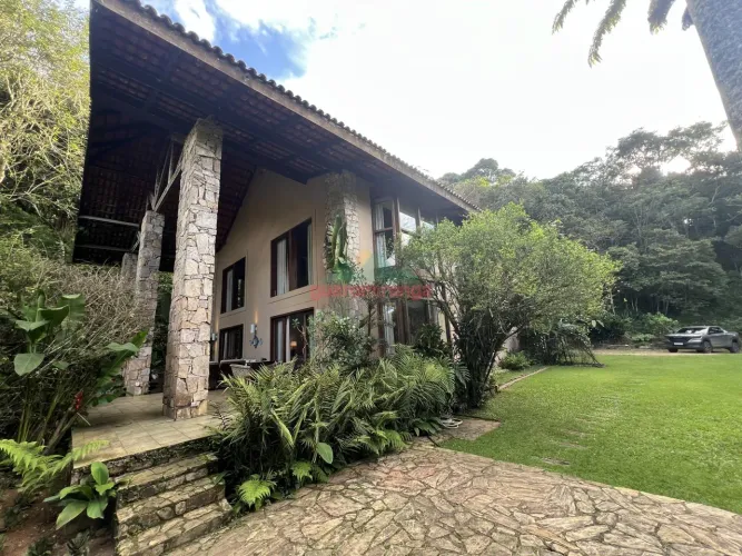 Mansão de 500 m² e casa colonial de 297 m², totalizando 10 quartos, piscina, hid