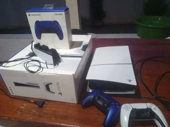 PS5 Slim 2TB, aceito troca por ps4 desbloqueado mais volta em dinheiro ou Pix.