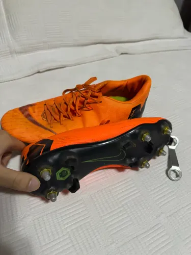 Chuteira profissional Mercurial campo nova