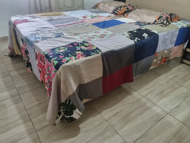 Colcha de retalhos forrada com fronhas casal King nova
