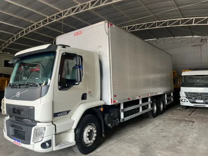 Vm 290 com baú de 8.5 ano 23 com 175.000km novo
