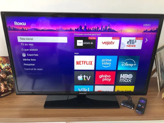 TV Samsung 32" + Roku TV Express (Vira Smart TV) + Suporte de Parede Já Instalado