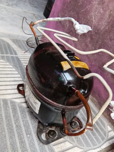 Compressor pra geladeira Frost free uma porta também Dá Nas de 2 portas tamanho PEQUENA