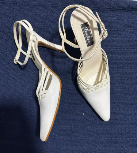 Sapato feminino Scarpin branco em couro de salto 
