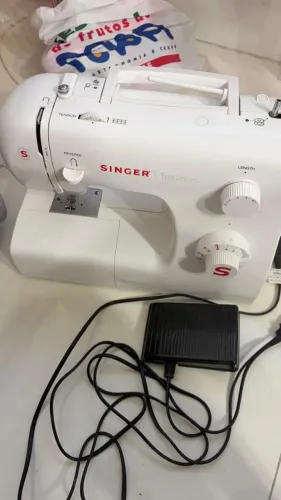 Máquina De Costura Reta Branca Portátil Singer Tradition
