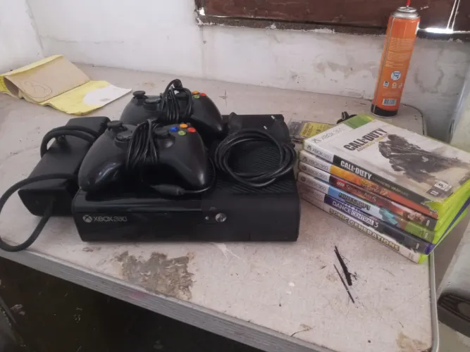 Xbox360 desbloqueado,2 controles com fio hd500g com 30 jogos e +6 jogos midia física!