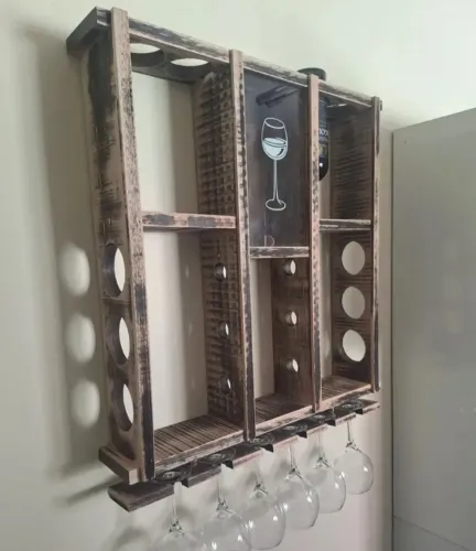 Adega de madeira com porta rolha e taças