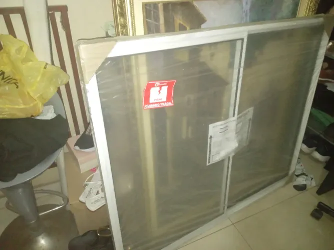 Vende-se está janela, novinha nunca usada! Tamanho 1 por 1.20!