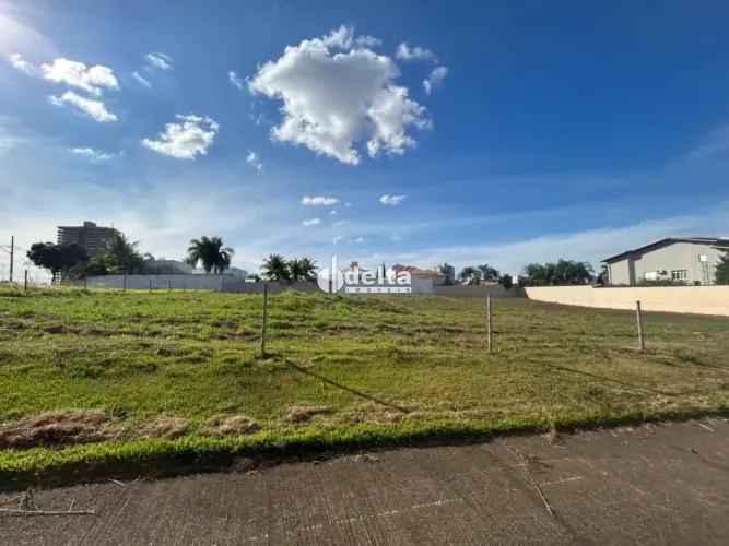 Terreno disponível para venda no bairro Morada da Colina em Uberlândia-MG.