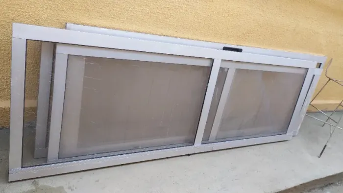 Esquadria em alumínio (portal) com portas de vidro