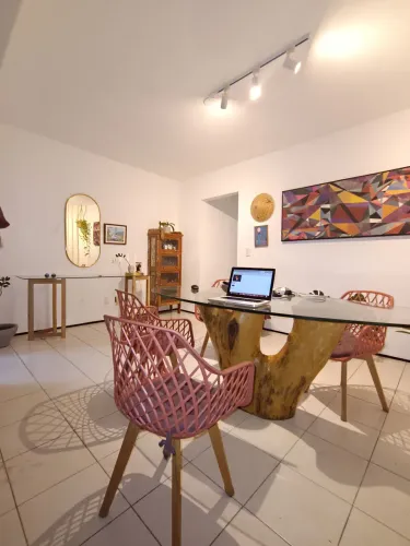 Mesa de jantar rústica com base de tronco